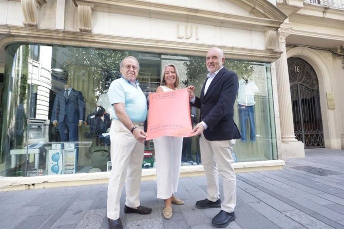 La delegada de Cultura, Isabel Albás, presenta el concurso de escaparates para rendir homenaje a Julio Romero de Torres.