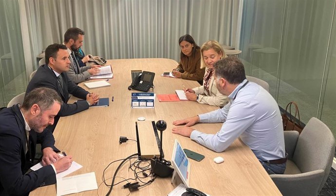 El consejero de Hacienda, Justicia y Asuntos Europeos, Guillermo Peláez, durante la reunión que ha mantenido con el eurodiputado y miembro titular de la Comisión de Industria, Energía e Innovación del Parlamento Europeo, Nicolás González.