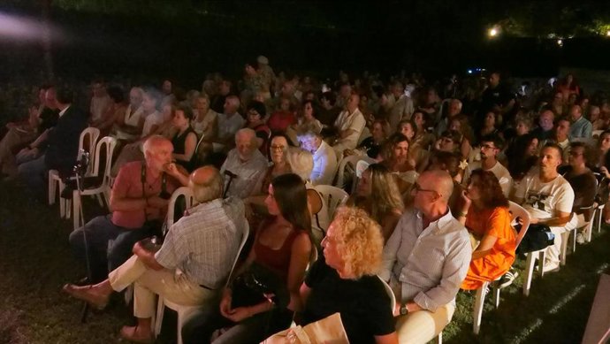 Lleno en un encuentro del ciclo Poesía en el Jardín