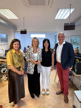 La consellera Cabrer durante una visita a una oficina del SOIB de Sant Antoni