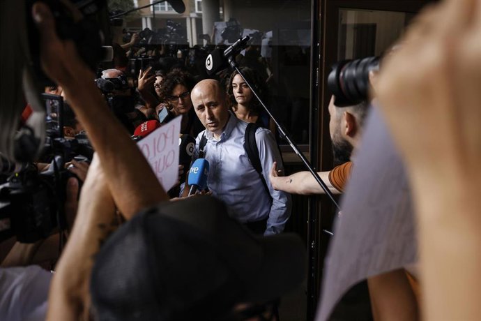 El presidente de la Confederación Hidrográfica del Júcar, Miguel Polo, ofrece declaraciones a los medios a su llegada a declarar como testigo en el juzgado de Catarroja por la dana