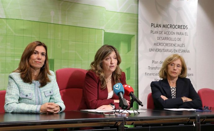 La rectora de la ULE, Nuria González (centro), en la presentación de las microcredenciales de la institución académica.