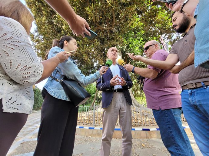 El portavoz del PSOE en el Ayuntamiento de Sevilla, Antonio Muñoz, atiende a los medios.