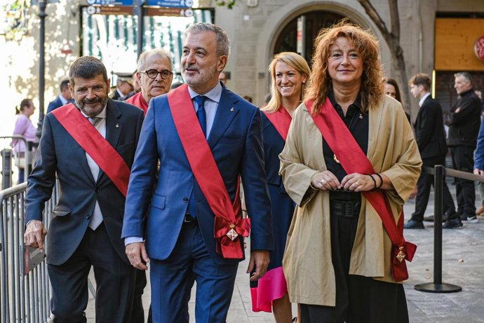 El alcalde de Barcelona, Jaume Collboni (c), y la concejala Laia Bonet,  a su llegada a la misa de la Mercè, en la Basílica de la Mercè, a 24 de septiembre de 2025, en Barcelona, Catalunya (España)