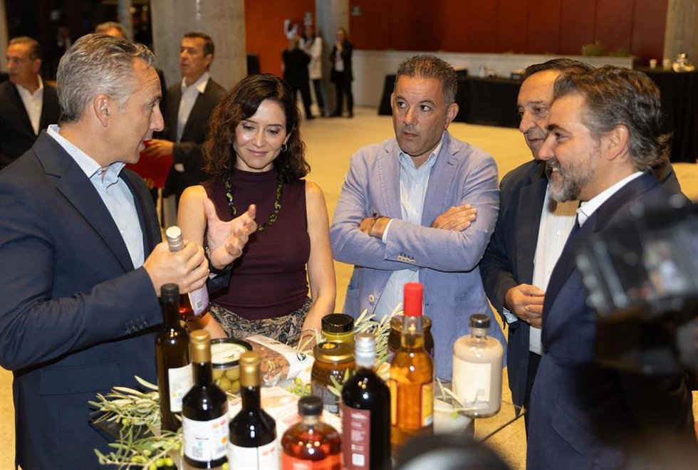 El consejero de Agricultura de la Comunidad de Madrid, Carlos Novillo (1i); la presidenta de la Comunidad de Madrid, Isabel Díaz Ayuso y el presidente nacional de ASAJA, Pedro Barato (2d),  durante la clausura la Jornada Agraria organizada por la Asocia