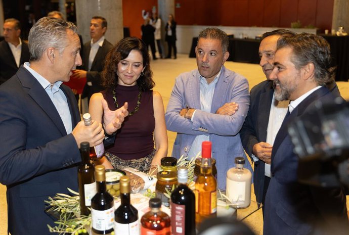 El consejero de Agricultura de la Comunidad de Madrid, Carlos Novillo (1i); la presidenta de la Comunidad de Madrid, Isabel Díaz Ayuso y el presidente nacional de ASAJA, Pedro Barato (2d),  durante la clausura la Jornada Agraria organizada por la Asociaci