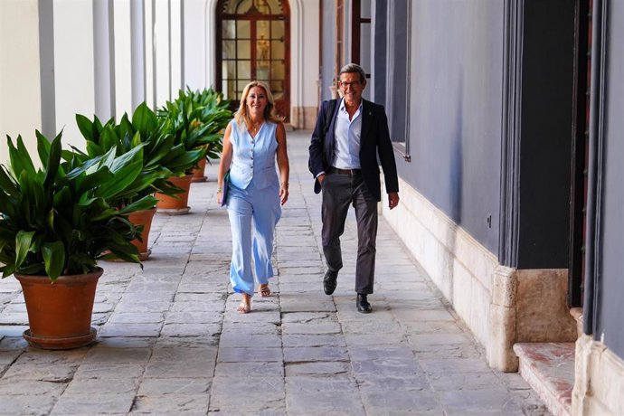 La consejera de Economía, Hacienda y Fondos Europeos y portavoz del Gobierno andaluz, Carolina España (i) y el consejero de Industria, Energía y Minas, Jorge Paradela (d), en una foto de archivo. 