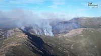 Un total de 23 medios aéreos trabajan en el fuego de Peñalba de la Sierra, que ya ha quemado 700 hectáreas