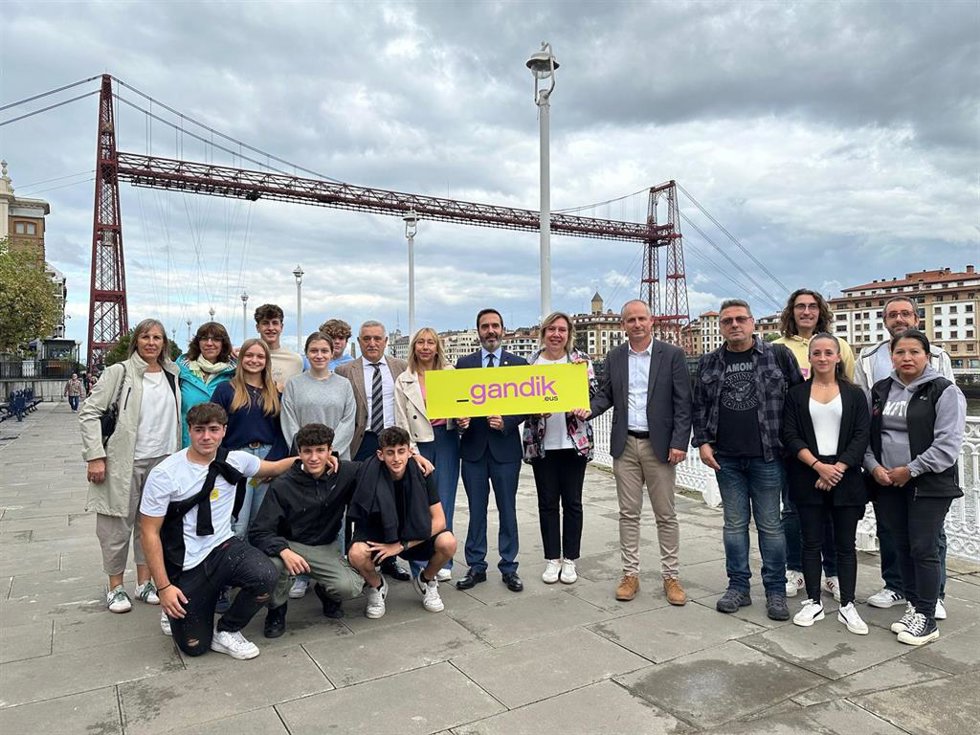 El consejero de Turismo, Comercio y Consumo, Javier Hurtado, y la alcaldesa de Portugalete, María José Blanco, en la presentación del proyecto Gandik.