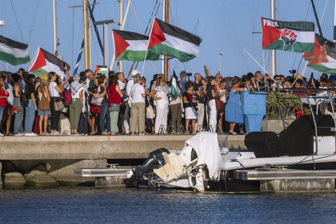 17 de setembro de 2025, Roccella Jonica, Reggio Calabria, Itália: Pessoas tecendo bandeiras pró-Pal no porto. As pessoas organizaram uma manifestação no porto de Roccella Jonica para apoiar o barco "Brucaliffo", que se juntará à Freedom Flotilla Italia na