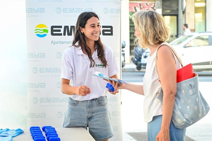 Mesa informativa de Emaya sobre las obligaciones de los propietarios de mascotas.