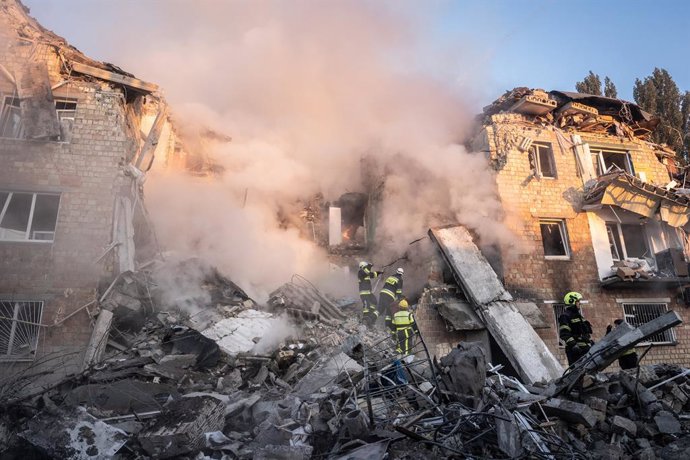 28 August 2025, Ukraine, Kiev: Ukrainian emergency inspect the damage caused by an overnight Russian attack on a civilian apartment building. Photo: Patryk Jaracz/SOPA Images via ZUMA Press Wire/dpa