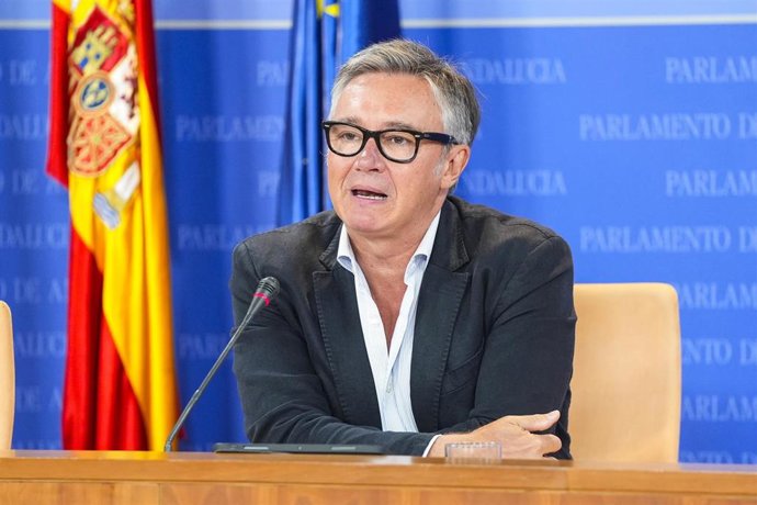 El portavoz del Grupo Parlamentario Vox, Manuel Gavira, durante la ronda de ruedas de prensa de portavoces de los grupos parlamentarios en el Parlamento de Andalucía, a 24 de septiembre de 2025 en Sevilla (Andalucía, España). Los portavoces de los grupos 
