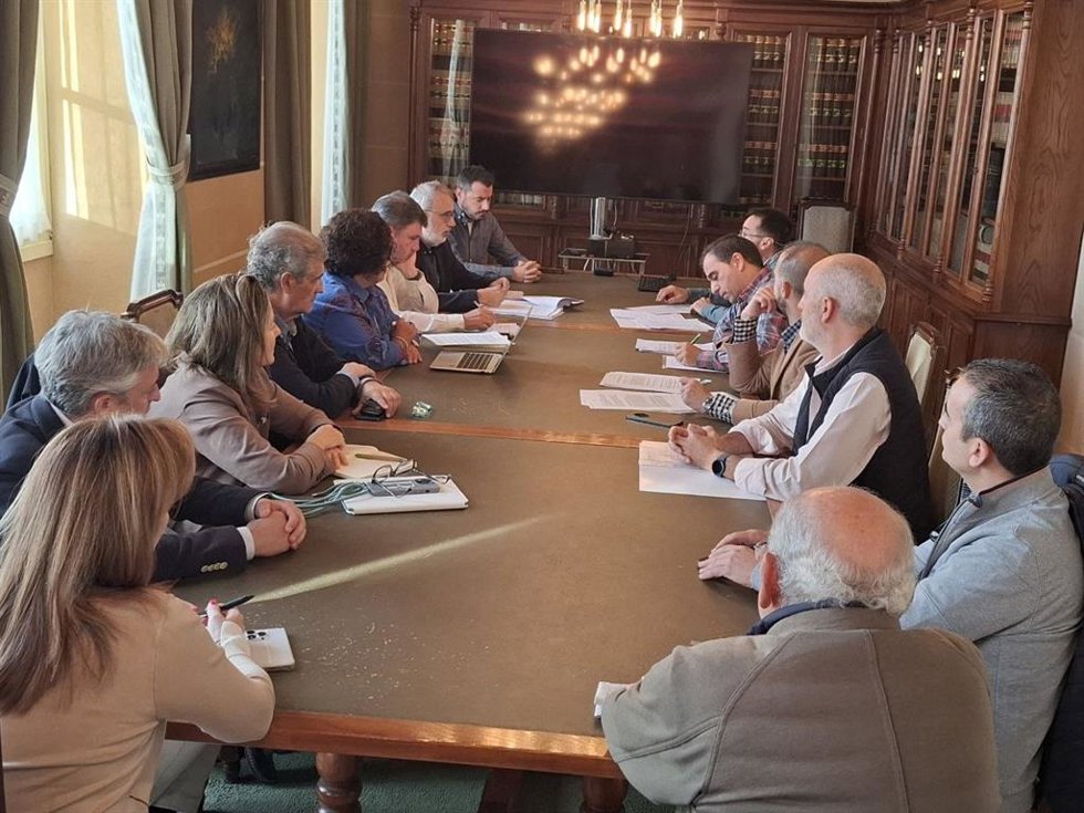 Un momento de la reunión entre representantes municipales y empresariales, sobre la tasa de residuos.