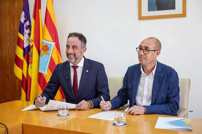 El conseller de Vivienda, Territorio y Movilidad, José Luis Mateo, junto al presidente del Consell de Formentera, Óscar Portas