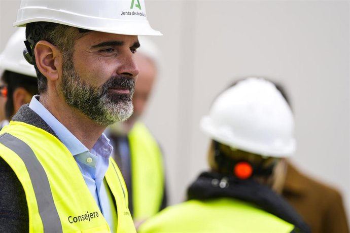 Archivo - El consejero de Agricultura, Ramón Fernández-Pacheco, en una imagen de archivo de visita a unas obras.