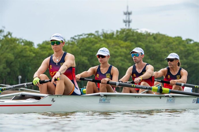 El cuatro con timonel mixto paralímpico, formado por Paco San Martín, Verónica Rodríguez, Saúl Peña, Rocío Fraguela y la timonela Leonor García, en el Mundial de Remo de Shanghái 2025.
