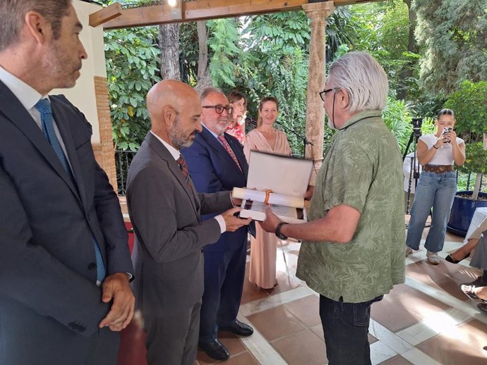 El subdelegado del Gobierno en Málaga, Javier Salas, reconoce a 52 funcionarios de prisiones, fuerzas de seguridad y asociaciones en el Día de la Merced