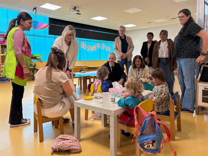 El Consejero De Educación, Formación Profesional Y Universidades, Sergio Silva, Visita El CEIP Pérez Galdós.