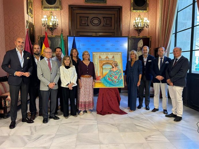 Foto de familia de la presentación de la III Velá del Arenal, a beneficio de la Bolsa de Caridad de las hermandades del barrio.