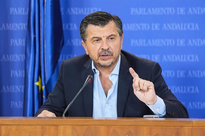 El portavoz del Grupo Parlamentario Popular, Toni Martín, durante la ronda de ruedas de prensa de portavoces de los grupos parlamentarios en el Parlamento de Andalucía, a 24 de septiembre de 2025 en Sevilla (Andalucía, España). Los portavoces de los grupo