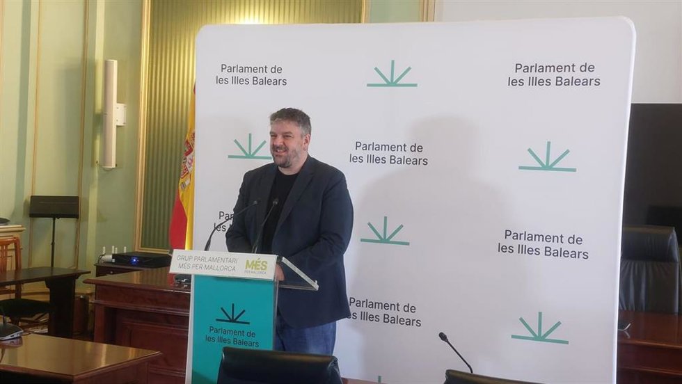 El portavoz de MÉS per Mallorca, Lluís Apesteguia, en rueda de prensa.