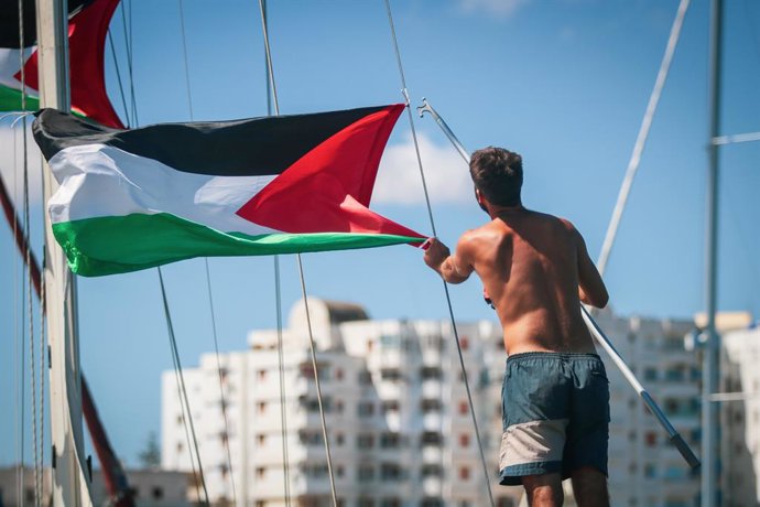 Un hombre con una bandera palestina en uno de los barcos de la Global Sumud Flotilla en el puerto de Bizerta, en Túnez, el 12 de septiembre de 2025 (archivo)