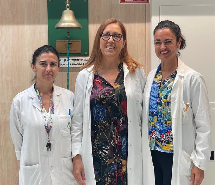 La investigadora de la unidad de Investigación e Innovación del Hospital de Marbella; la jefa de sección del servicio de Oncología Médica de este centro y la tutora de residentes de Oncología,  Marilina García-Aranda, Cristina Quero y Rosa Villatoro.