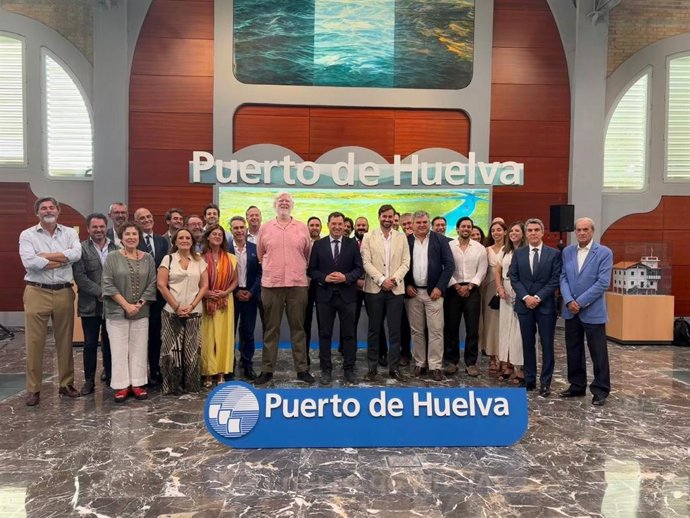 Visita de una delegación de empresarios del Club de Negocios Talento de Sevilla al Puerto de Huelva.