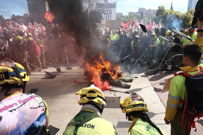 Bomberos forestales durante una manifestación en Valladolid para pedir mejores condiciones laborales para los profesionales.