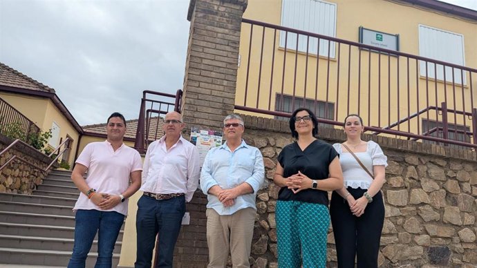 La delegada de Desarrollo Educativo de la Junta en Granada, María José Martín, segunda por la derecha en la imagen, junto al alcalde de Guadix, Jesús Lorente, en el centro