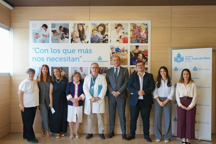 Foto de familia de los ponentes de la mesa redonda del I Encuentro del Tercer Sector.