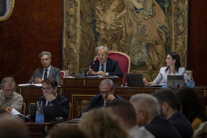 El presidente de la Diputación de Córdoba, Salvador Fuentes (centro), durante el Pleno de septiembre.