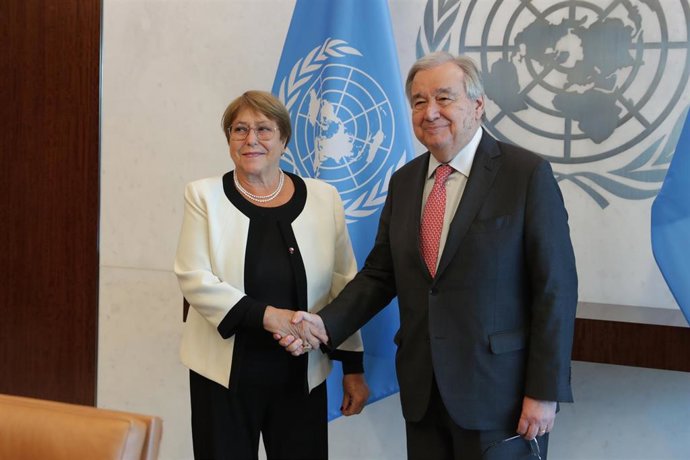 Archivo - Saludo entre el secretario general de la ONU, António Guterres, y la expresidenta chilena Michelle Bachelet, en el mes de marzo