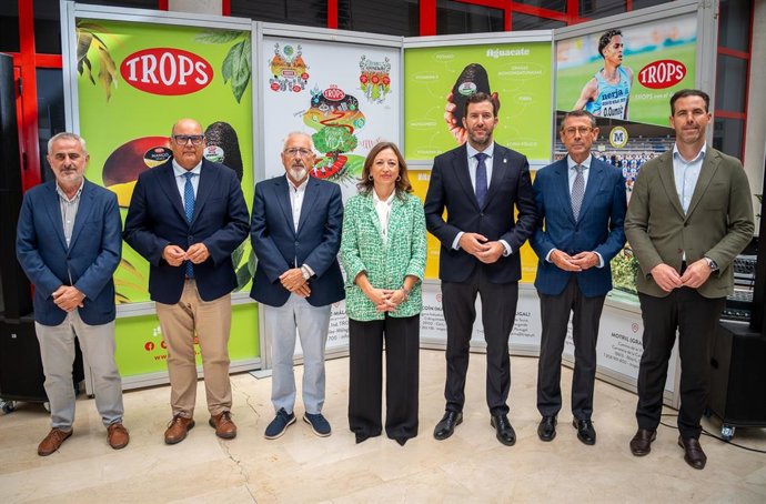 La delegada de la Junta en Málaga, Patricia Navarro, ha visitado Trops en Vélez-Málaga, junto a los delegados territoriales de Economía, Hacienda y Fondos Europeos, y Agricultura, Pesca, Agua y Desarrollo Rural; y al alcalde de la localidad axárquica.