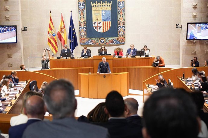 El presidente Jorge Azcón, en el hemiciclo de las Cortes de Aragón.