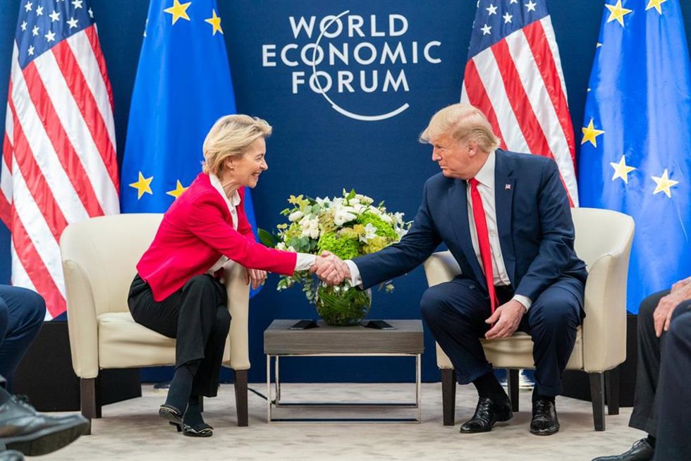 Archivo - La presidenta de la Comisión Europea, Ursula von der Leyen, y el presidente de Estados Unidos, Donald Trump, se saludan en una imagen de archivo.