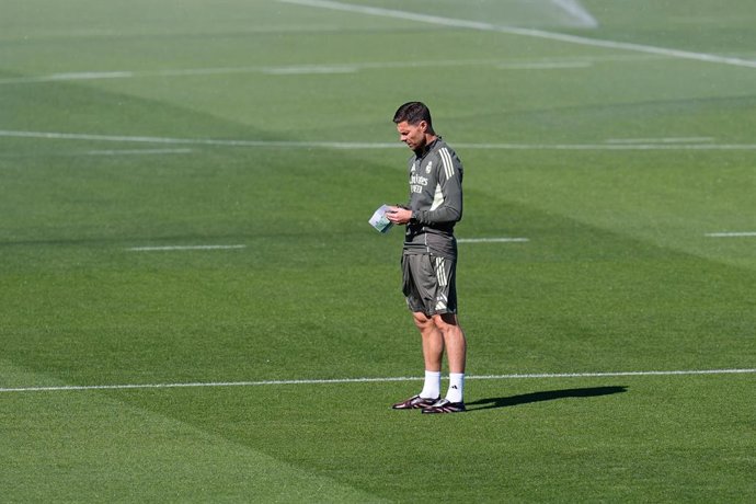 Xabi Alonso, técnico do Real Madrid, observa durante o dia de treinamento do Real Madrid antes da partida de futebol contra o Levante UD pela Liga Espanhola, LaLiga EA Sports, na Ciudad Deportiva Real Madrid, em 22 de setembro de 2025, em Valdebebas, Madr