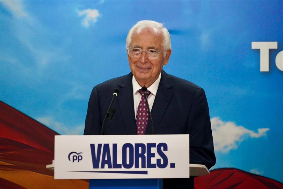 Juan José Imbroda, presidente del PP de Melilla y del Gobierno de la ciudad autónoma, durante su intervención ante los medios