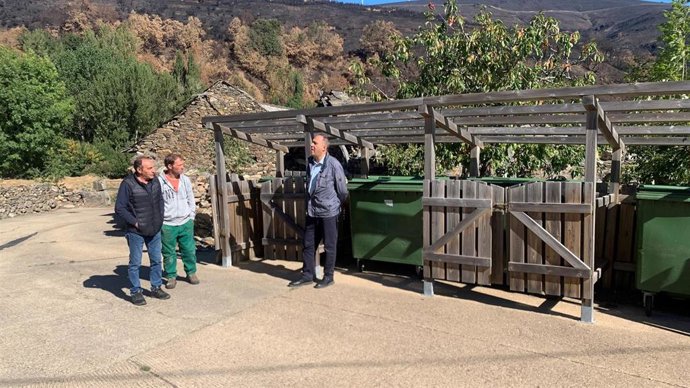 El vicepresidente segundo de la Diputación de León y diputado de Cooperación y SAM, Valentín Martínez, durante su visita al municipio de Lucillo (derecha).