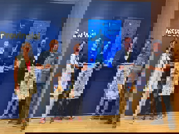 La diputada provincial y edil de Pizarra, María Dolores Vergara, junto con el alcalde, Félix Lozano, y miembros de la asociación cultural Amigos del Rock y Metal