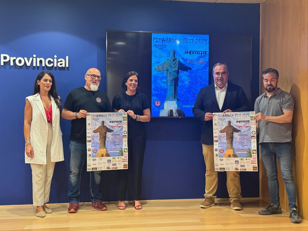 La diputada provincial y edil de Pizarra, María Dolores Vergara, junto con el alcalde, Félix Lozano, y miembros de la asociación cultural Amigos del Rock y Metal