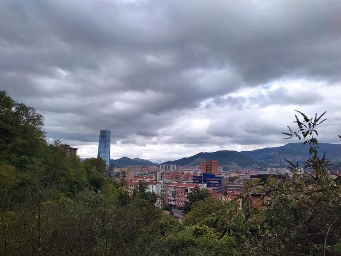 Archivo - Bilbao cubierto de nubes.