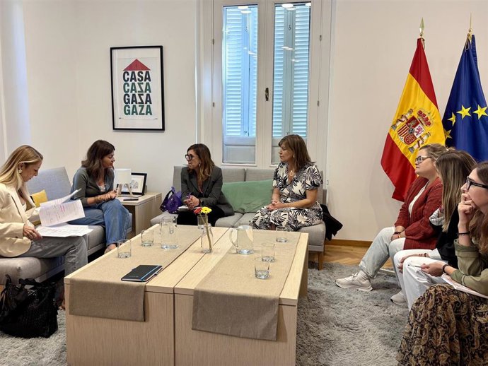 La ministra de Juventud e Infancia, Sira Rego, en un encuentro con la Asociación Estatal de Acogimiento Familiar (Aseaf).