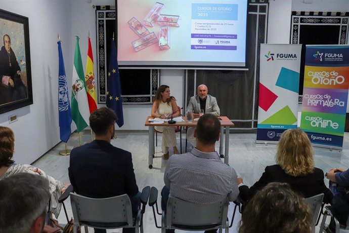 El director general de la Fguma, Eugenio Luque, y la responsable del Departamento de Formación Continua de la entidad, Cristina Sahuquillo.