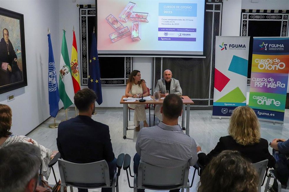 El director general de la Fguma, Eugenio Luque, y la responsable del Departamento de Formación Continua de la entidad, Cristina Sahuquillo.