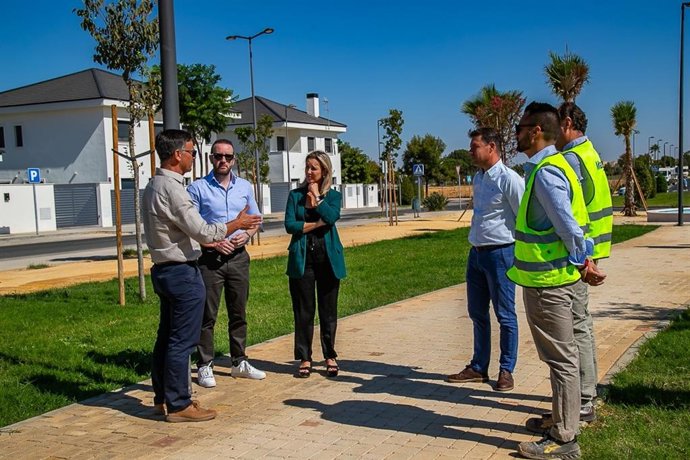 La alcaldesa de Alcalá, Ana Isabel Jiménez, acompañada por el delegado de Urbanismo y Planificación Estratégica, Jesús Mora, y el delegado responsable del Distrito Sur David Delgado, ha visitado la zona de desarrollo urbanístico.