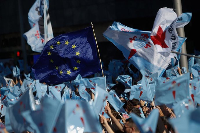 Archivo - Decenas de aficionados durante la celebración del regreso del RC Celta de Vigo a la competición europea, a 25 de mayo de 2025, en Vigo, Pontevedra, Galicia (España). Tras la victoria de ayer, 24 de mayo, ante el Getafe (1-2) que certificó la cla