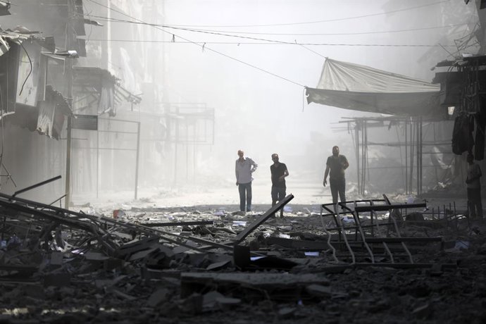 24 September 2025, Palestinian Territories, Gaza: Palestinians walk through the ruins of their destroyed neighborhood after an Israeli air strike on Gaza City. Photo: Omar Ashtawy/APA Images via ZUMA Press Wire/dpa