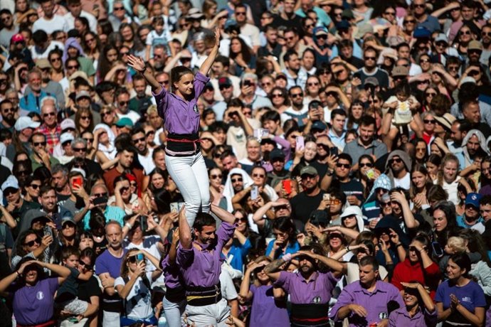 La actuación de Esquerdats - Colla Castellera de l'Esquerra de l'Eixample en la plaza Sant Jaume